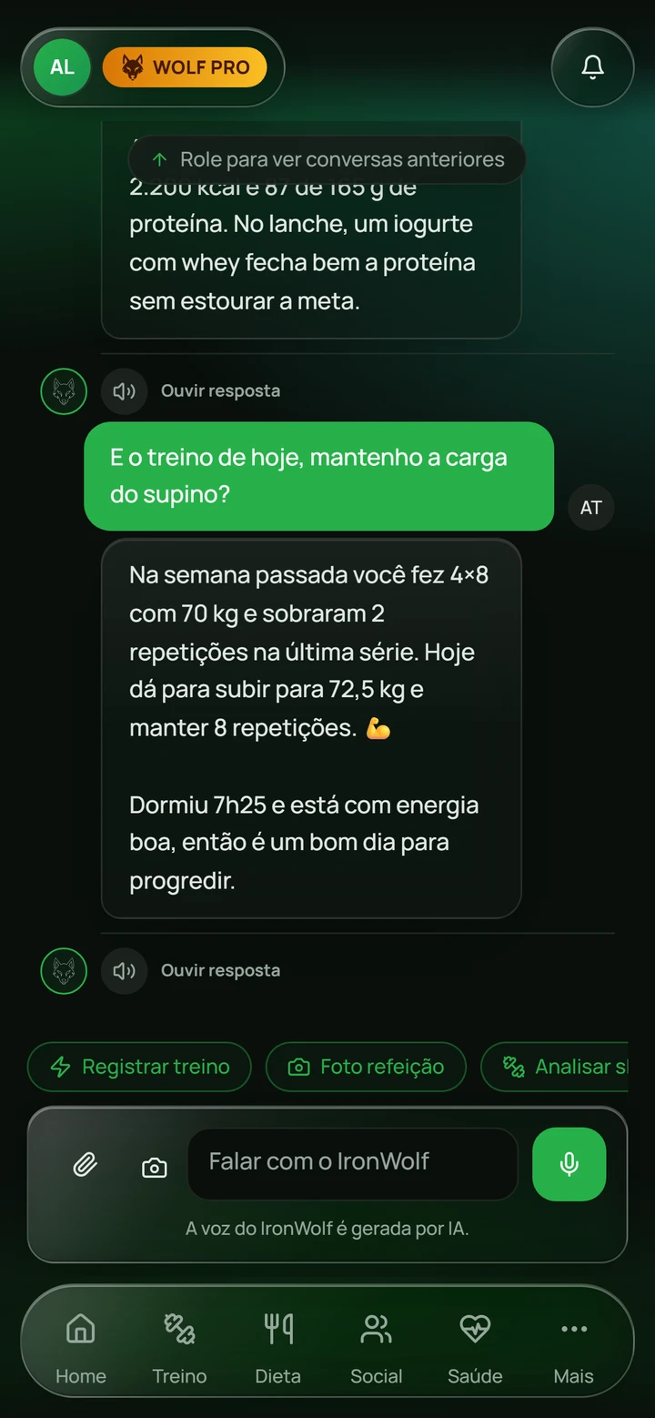 Conversa no Iron Wolf App com o coach explicando se deve manter a carga do supino, citando as séries da semana passada