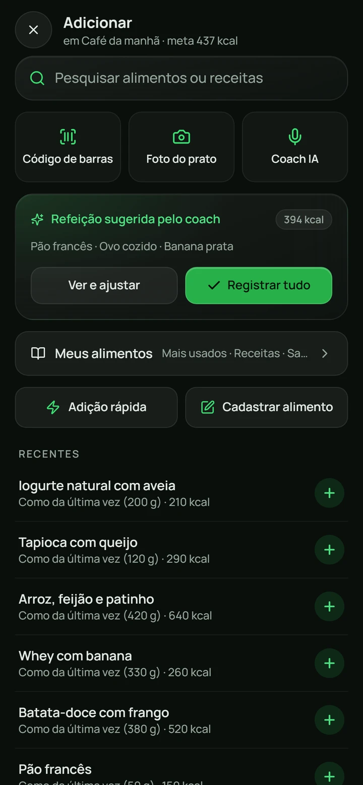 Tela de adicionar refeição do Iron Wolf App, com foto do prato, código de barras e sugestão do coach